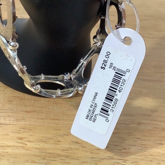 Relativity NEW - hammered silver colored stretchy bracelet - timeless - Picture 3 of 7